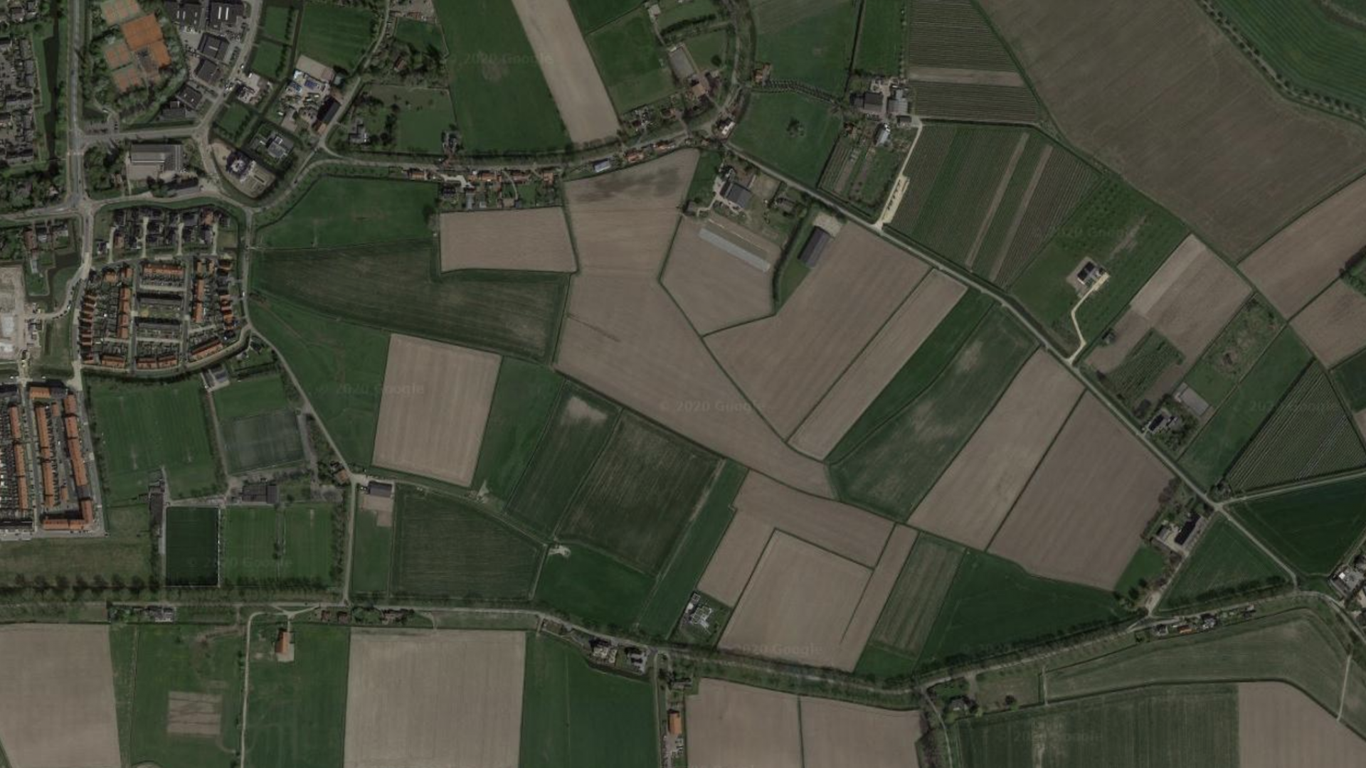 Links 'Sportpark de Omloop' en rechts 'De rand van Rhoon' (via Google Maps)